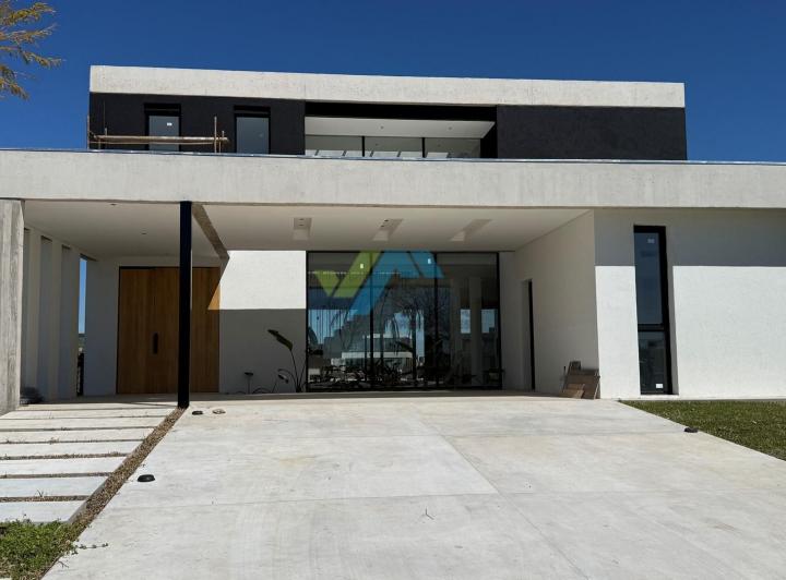 Casa · 390m² · 6 Ambientes · 2 Cocheras
