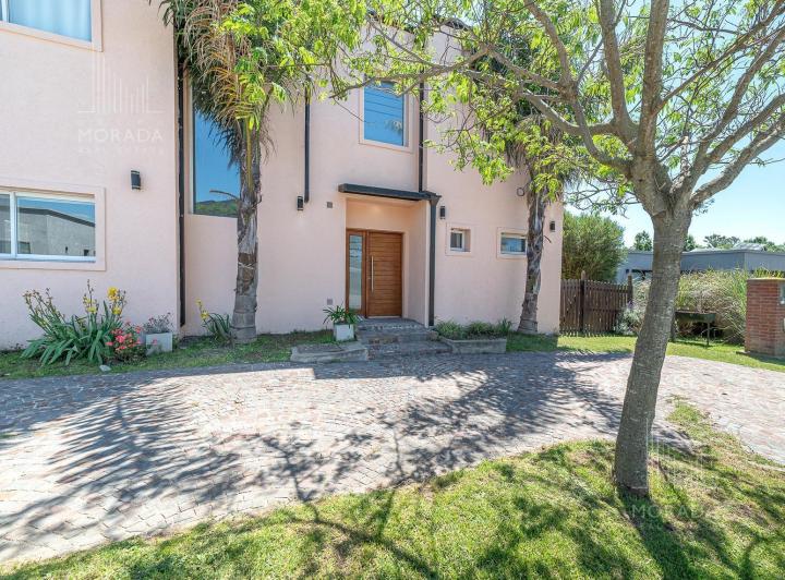 Casa · 160m² · 5 Ambientes · 3 Cocheras