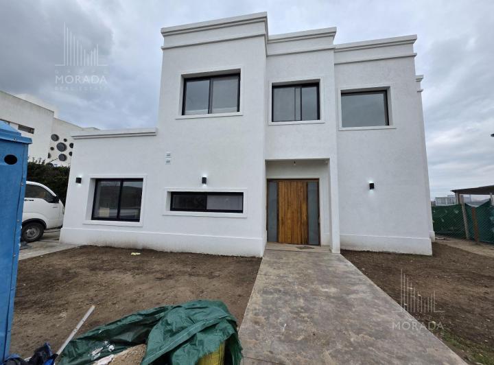 Casa · 180m² · 5 Ambientes · 2 Cocheras