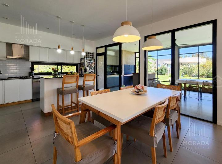 Casa · 177m² · 6 Ambientes · 3 Cocheras