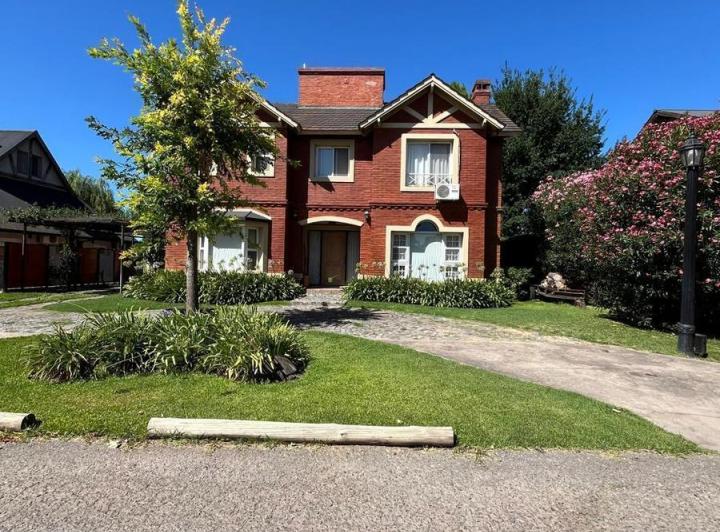 Casa · 180m² · 6 Ambientes · 2 Cocheras