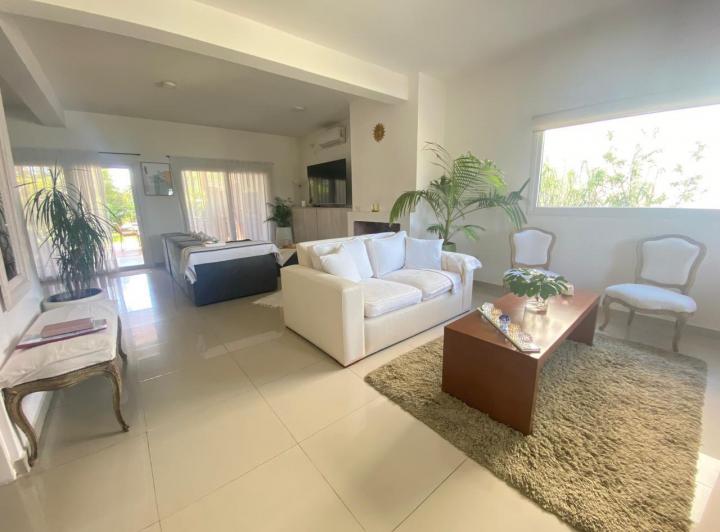 Casa · 203m² · 5 Ambientes · 2 Cocheras