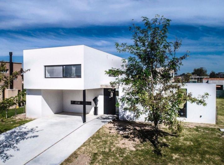 Casa · 128m² · 4 Ambientes · 2 Cocheras