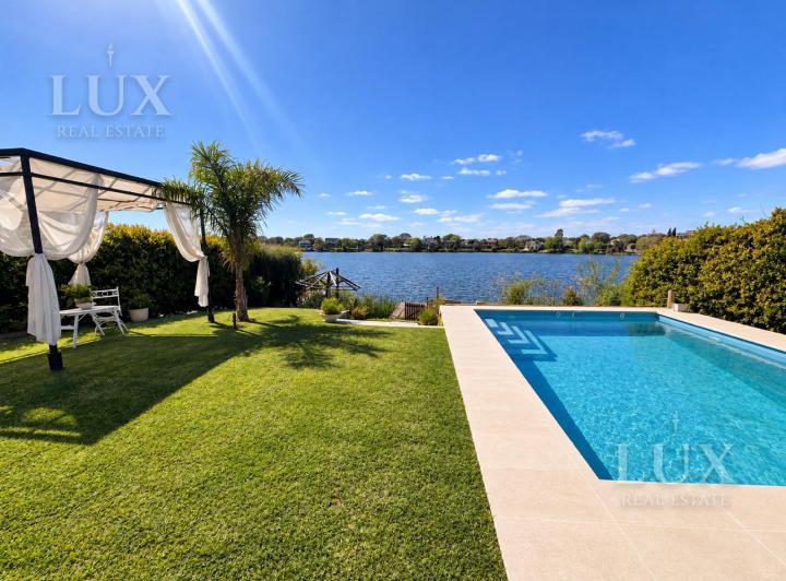 Casa · 360m² · 6 Ambientes · 2 Cocheras