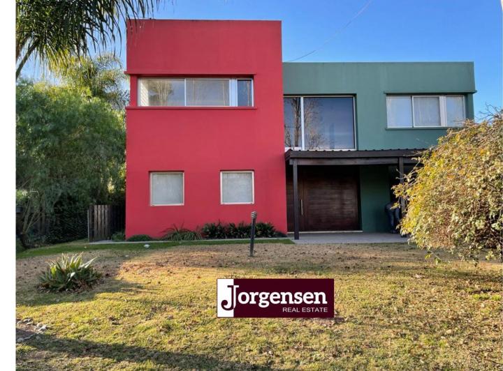 Casa · 370m² · 4 Dormitorios · 4 Cocheras