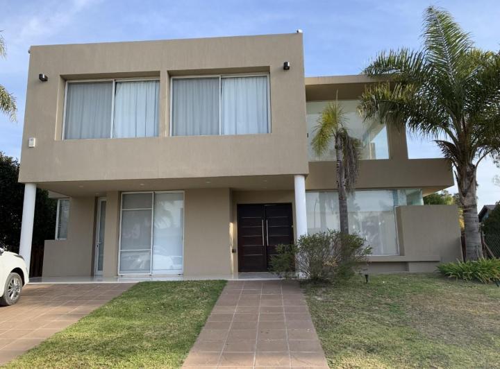 Casa · 250m² · 6 Ambientes · 3 Cocheras