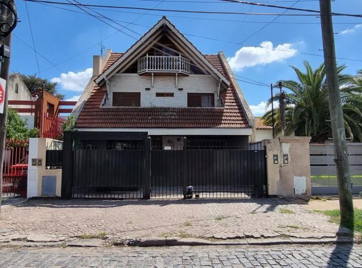 Casa · 240m² · 6 Ambientes · 3 Cocheras