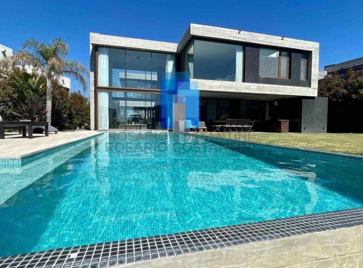 Casa · 400m² · 5 Ambientes · 2 Cocheras