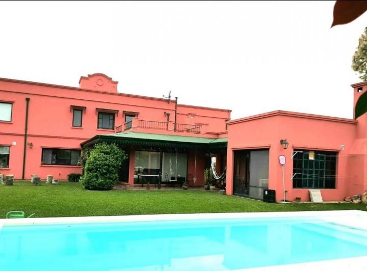 Casa · 330m² · 6 Ambientes · 2 Cocheras