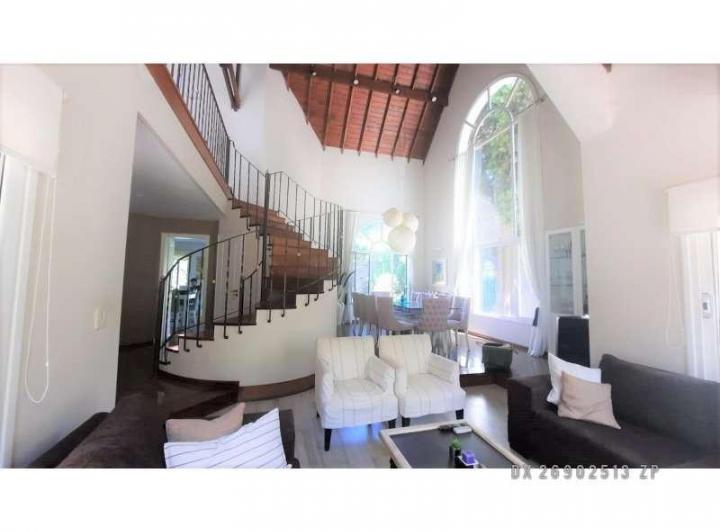 Casa · 390m² · 5 Ambientes · 1 Cochera