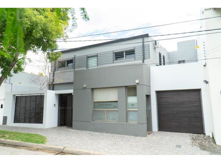 Casa · 300m² · 4 Dormitorios · 1 Cochera
