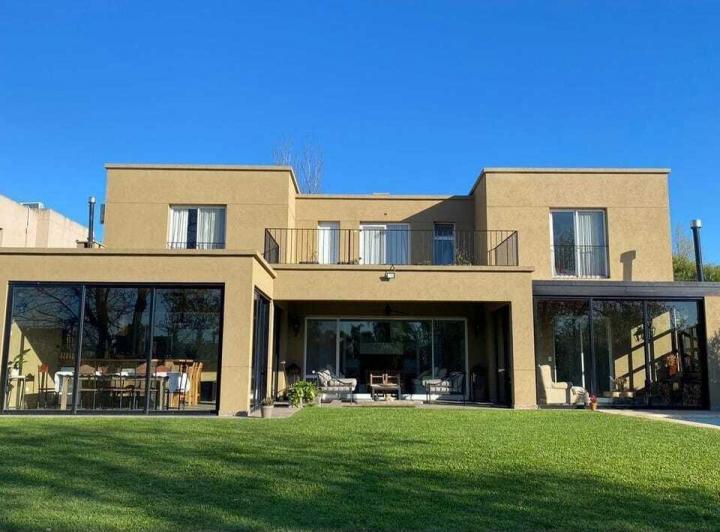 Casa · 380m² · 7 Ambientes · 5 Cocheras