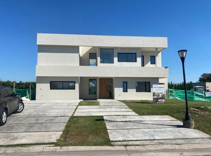 Casa · 228m² · 7 Ambientes · 2 Cocheras