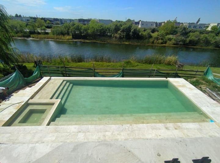 Casa · 323m² · 7 Ambientes · 4 Cocheras