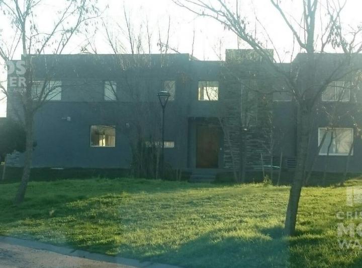 Casa · 280m² · 7 Ambientes · 3 Cocheras