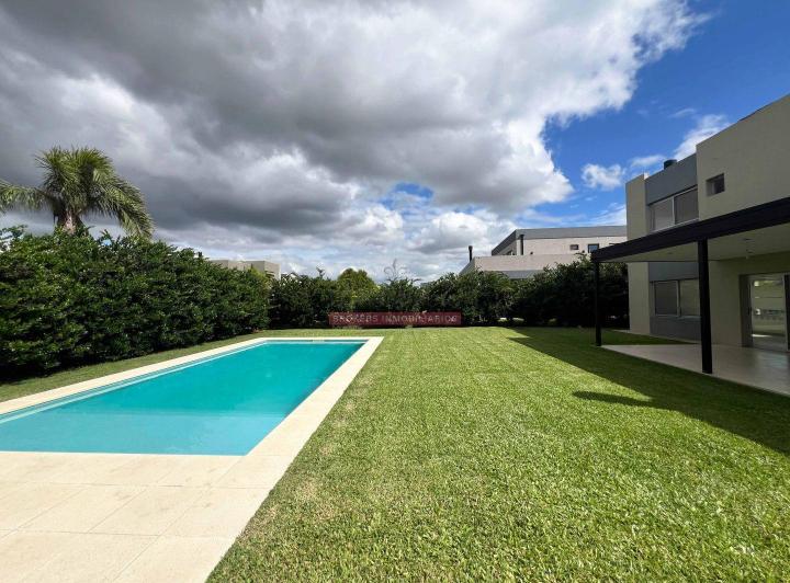Casa · 200m² · 5 Ambientes · 2 Cocheras