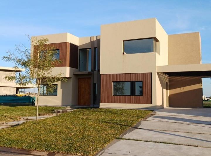 Casa · 402m² · 6 Ambientes · 2 Cocheras