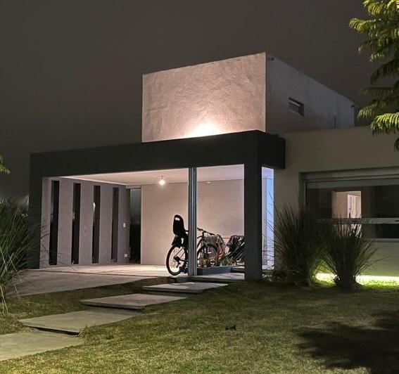 Casa · 200m² · 5 Ambientes · 2 Cocheras