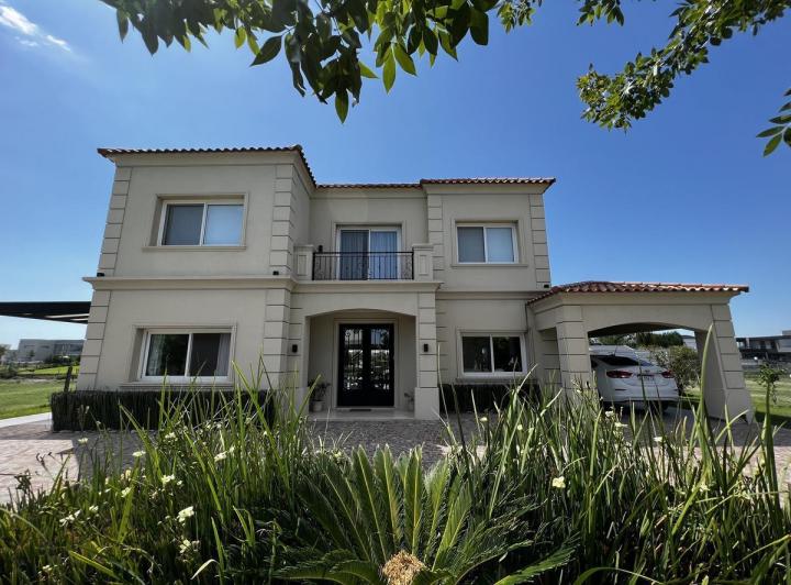 Casa · 210m² · 5 Ambientes · 2 Cocheras