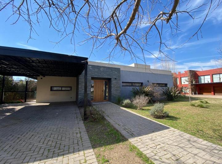 Casa · 344m² · 5 Ambientes · 4 Cocheras