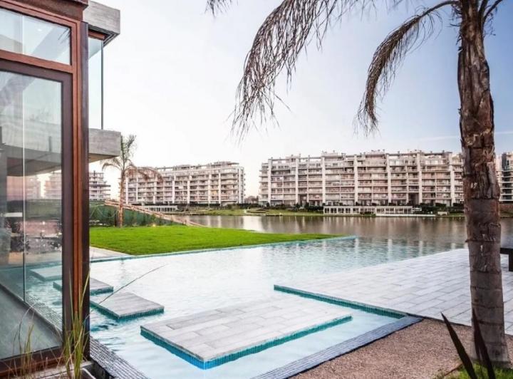Casa · 400m² · 6 Ambientes · 2 Cocheras