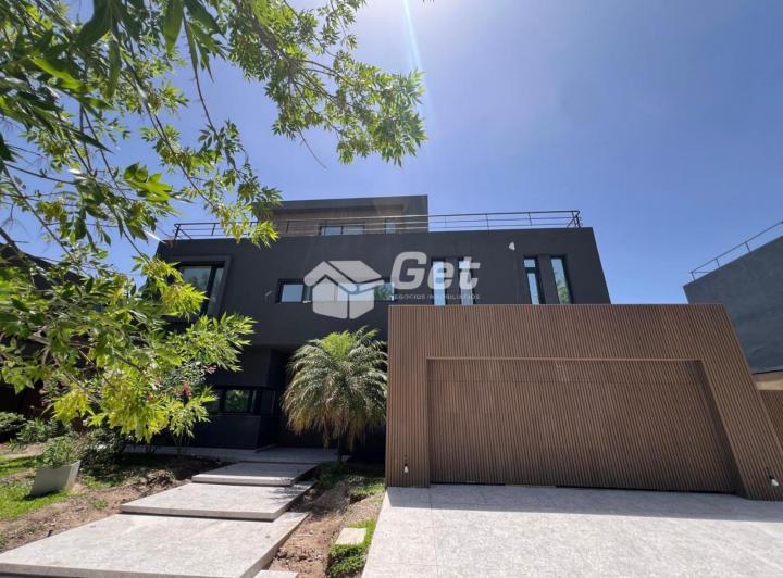 Casa · 520m² · 8 Ambientes · 2 Cocheras