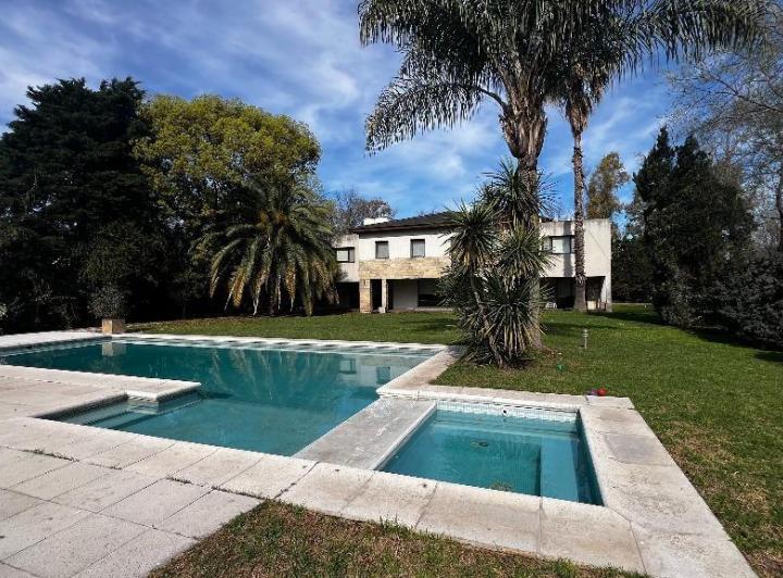 Casa · 590m² · 6 Ambientes · 3 Cocheras