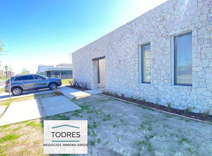 Casa · 285m² · 6 Ambientes · 2 Cocheras