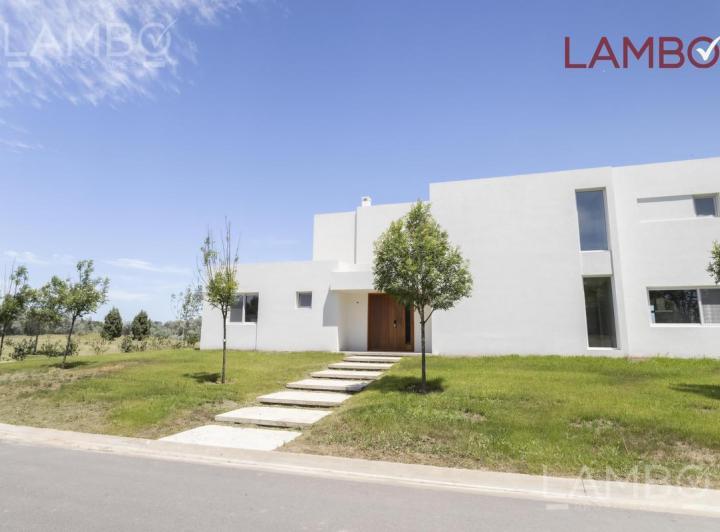 Casa · 417m² · 7 Ambientes · 2 Cocheras