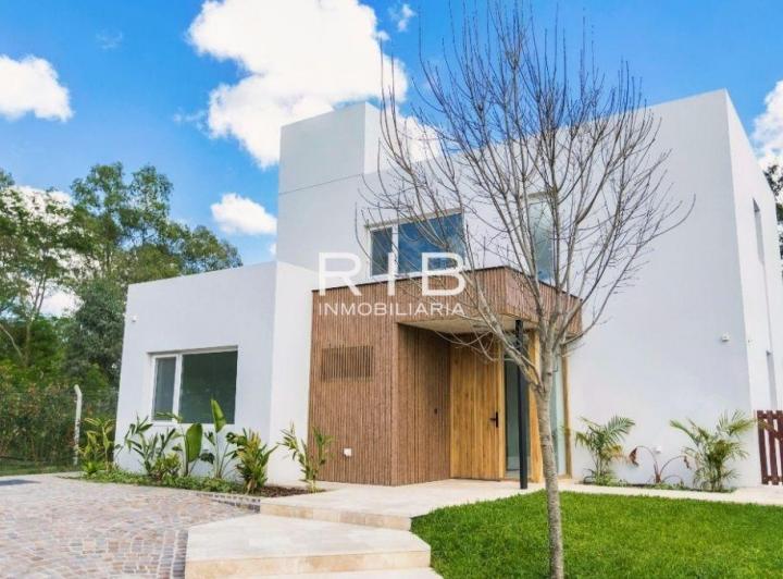 Casa · 230m² · 5 Ambientes · 2 Cocheras