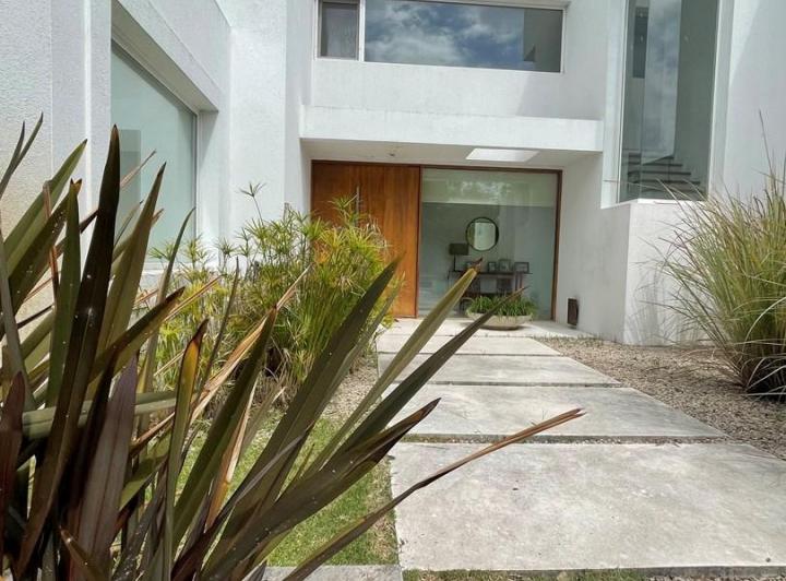 Casa · 400m² · 5 Ambientes · 1 Cochera