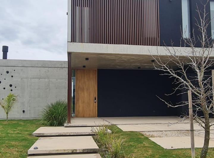 Casa · 242m² · 6 Ambientes