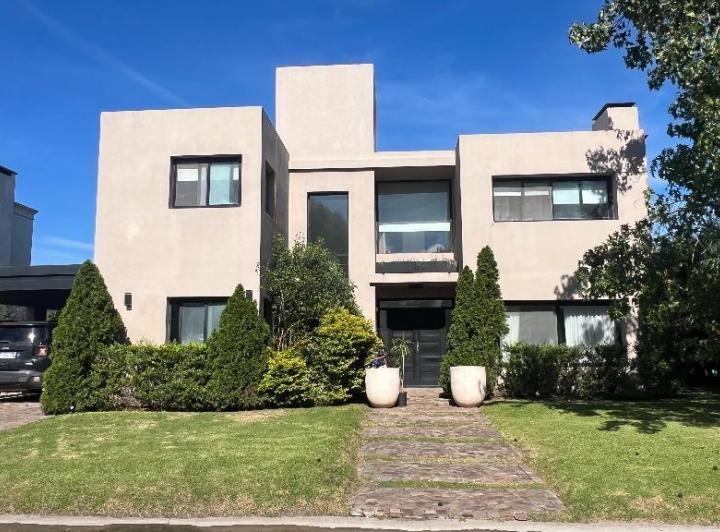 Casa · 280m² · 5 Ambientes