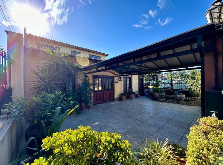 Casa · 280m² · 5 Ambientes · 2 Cocheras