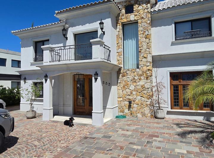 Casa · 340m² · 6 Ambientes · 4 Cocheras