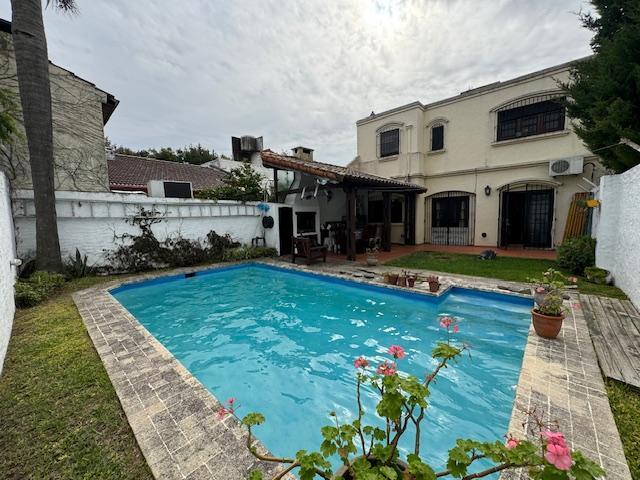 Casa · 220m² · 5 Ambientes · 1 Cochera