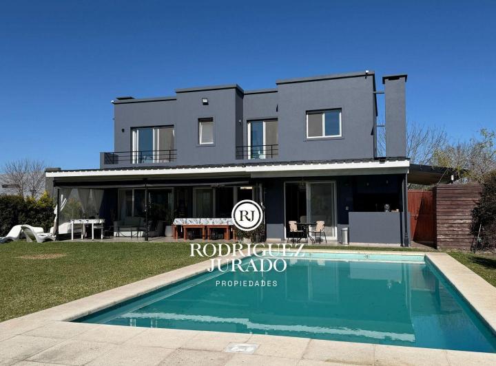 Casa · 210m² · 5 Ambientes · 2 Cocheras