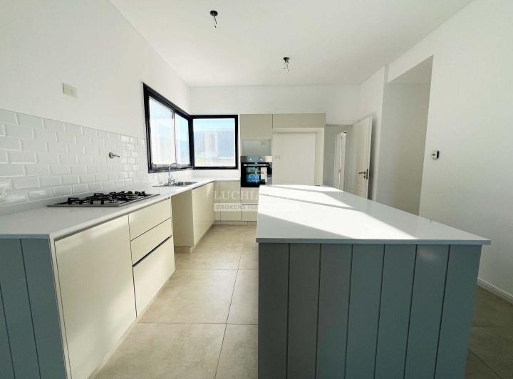 Casa · 230m² · 5 Ambientes · 2 Cocheras