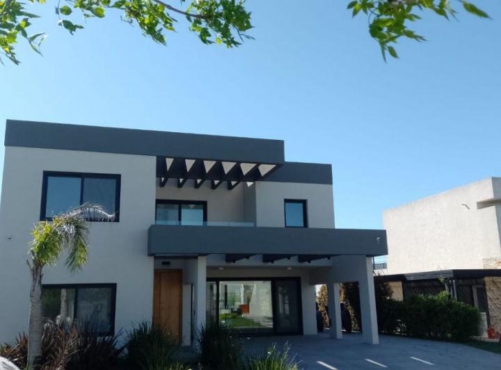 Casa · 315m² · 6 Ambientes · 5 Cocheras