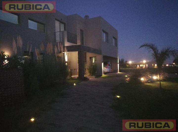Casa · 243m² · 6 Ambientes · 2 Cocheras