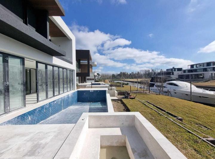 Casa · 550m² · 6 Ambientes · 4 Cocheras