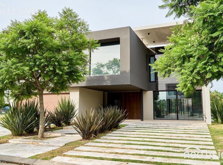 Casa · 590m² · 6 Ambientes · 1 Cochera