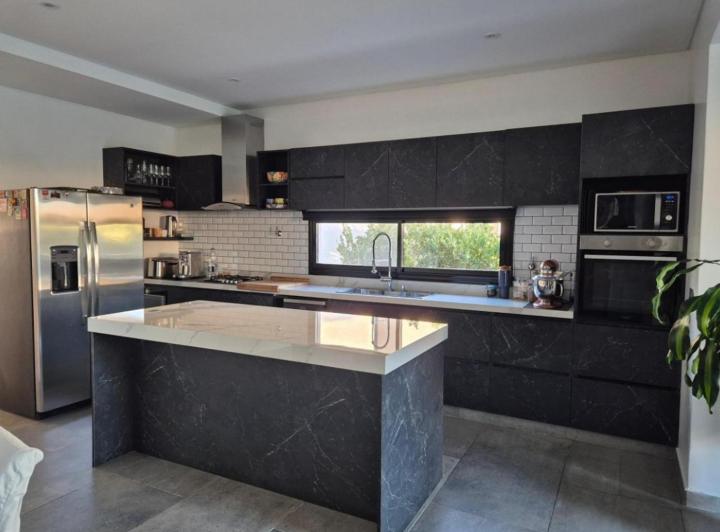 Casa · 212m² · 6 Ambientes · 6 Cocheras