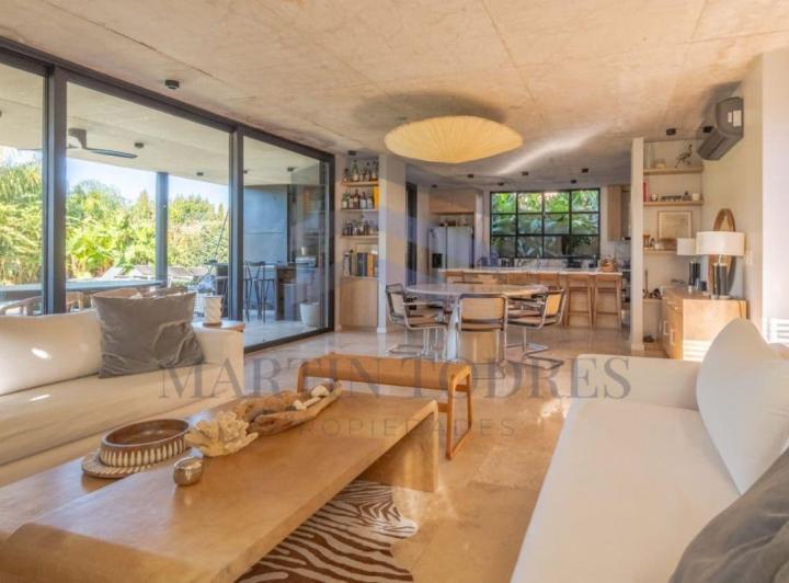 Casa · 240m² · 7 Ambientes · 4 Cocheras
