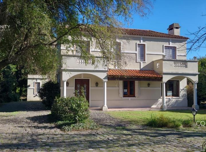 Casa · 232m² · 5 Ambientes · 10 Cocheras