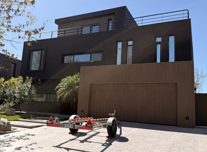 Casa · 550m² · 5 Ambientes · 2 Cocheras