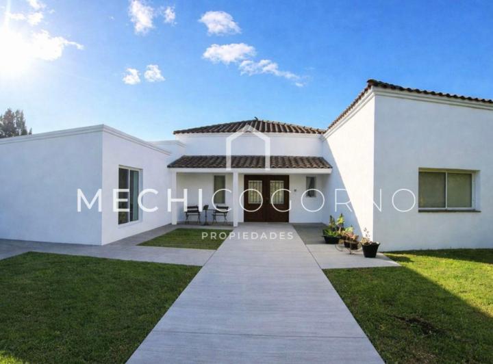 Casa · 1400m² · 5 Ambientes · 4 Cocheras