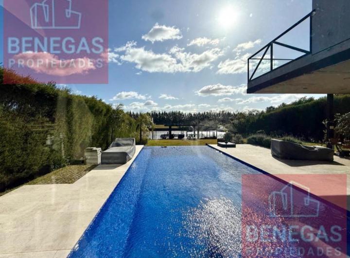 Casa · 420m² · 6 Ambientes · 2 Cocheras