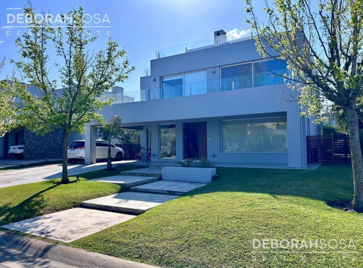 Casa · 270m² · 6 Ambientes · 1 Cochera