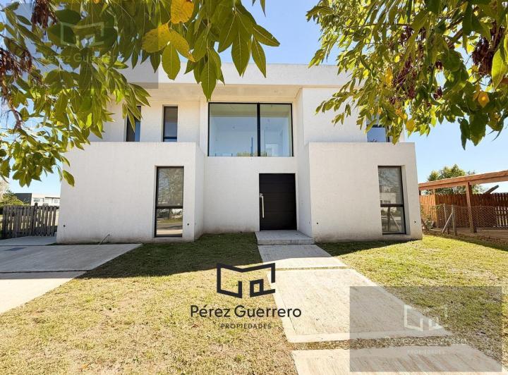 Casa · 220m² · 6 Ambientes